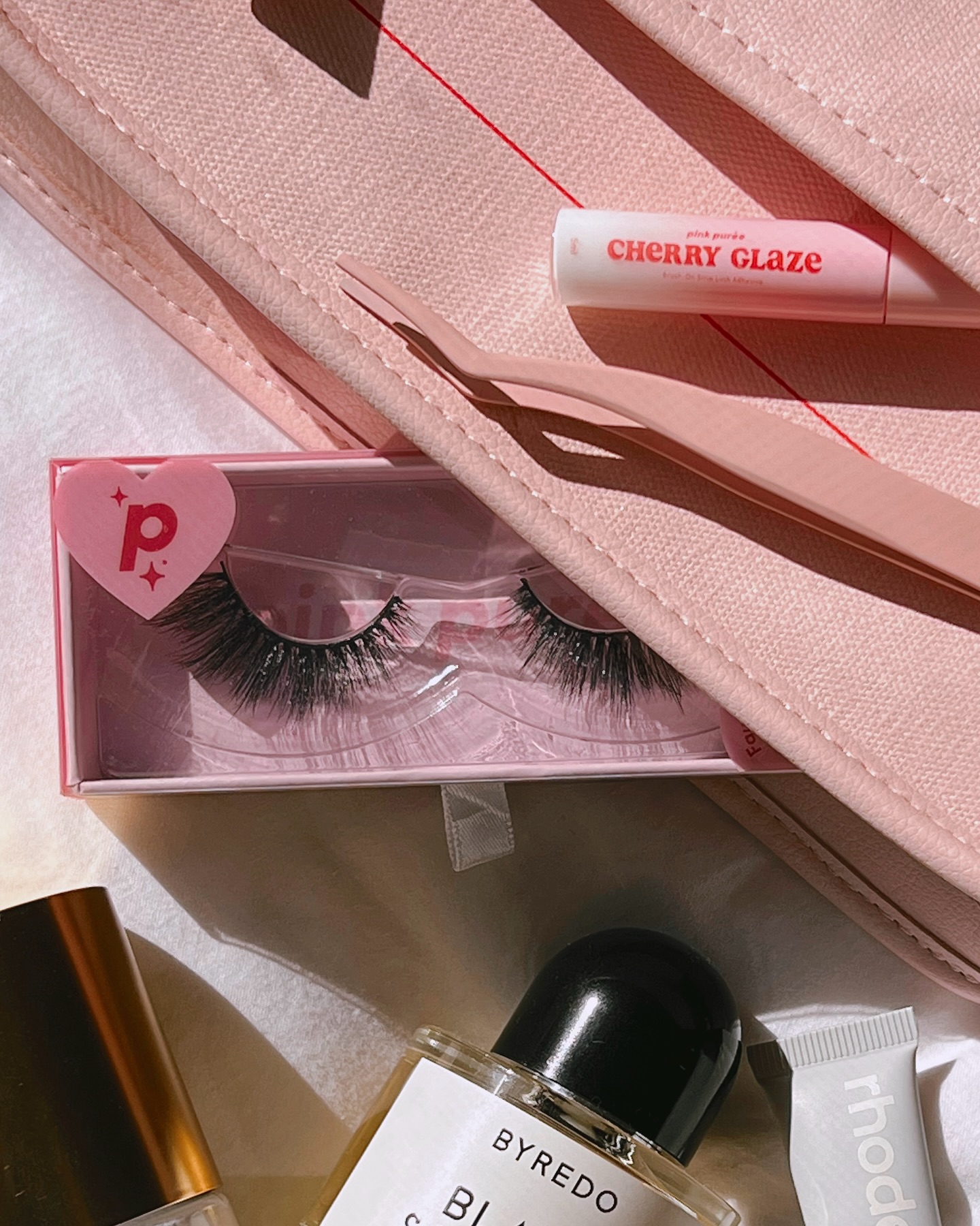 Comparing Pink Purée Lashes with Traditional Options: A Sensitivity Perspective