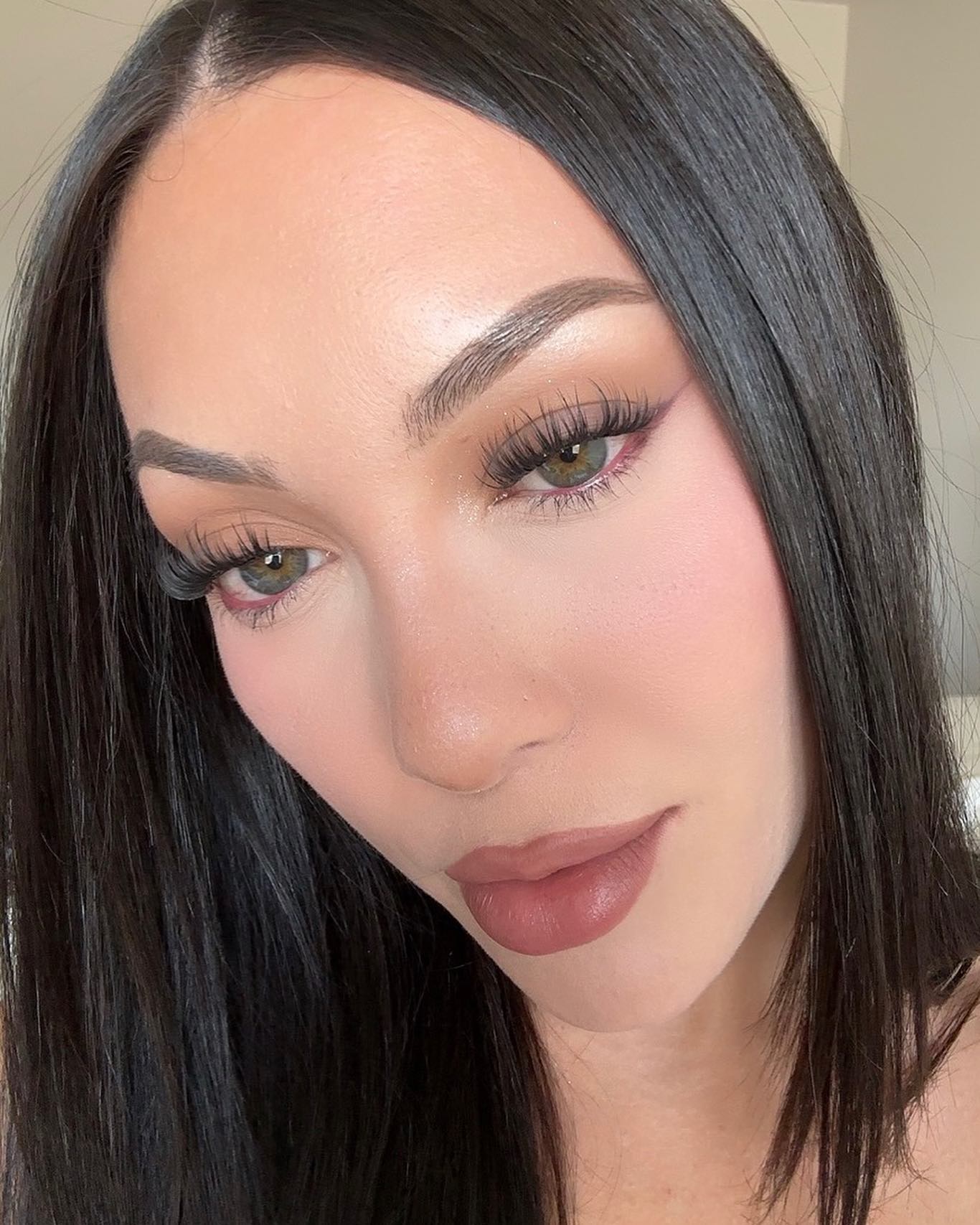 Embracing Alternative Beauty Trends: DIY Lash Extensions vs Professional Services